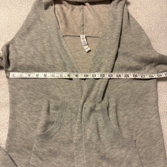 Lululemon Gray Cabin Yogi Wrap
Heathered Medium Grey Hooded Cardigan Sweater - Picture 6 of 13